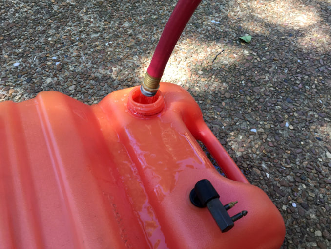 How to clean easily a portable gas tank before winter