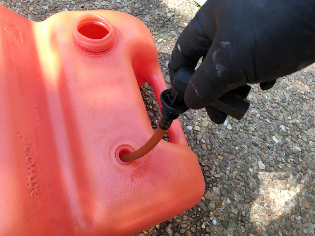 How to clean easily a portable gas tank before winter